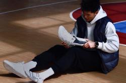 爱游戏入口-包含篮球名宿传授新人技巧，青年球员获益匪浅的词条