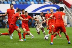 爱游戏官网-足球赛场上激烈较量，国家队获得胜利