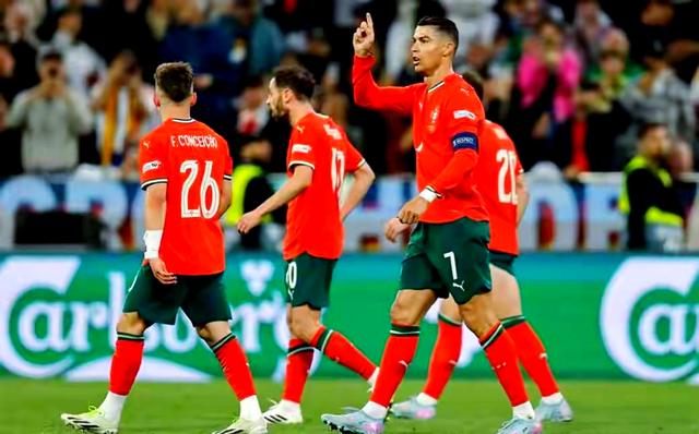 欧预赛紧张氛围:谁将会领先 欧预赛紧张氛围:谁将会领先