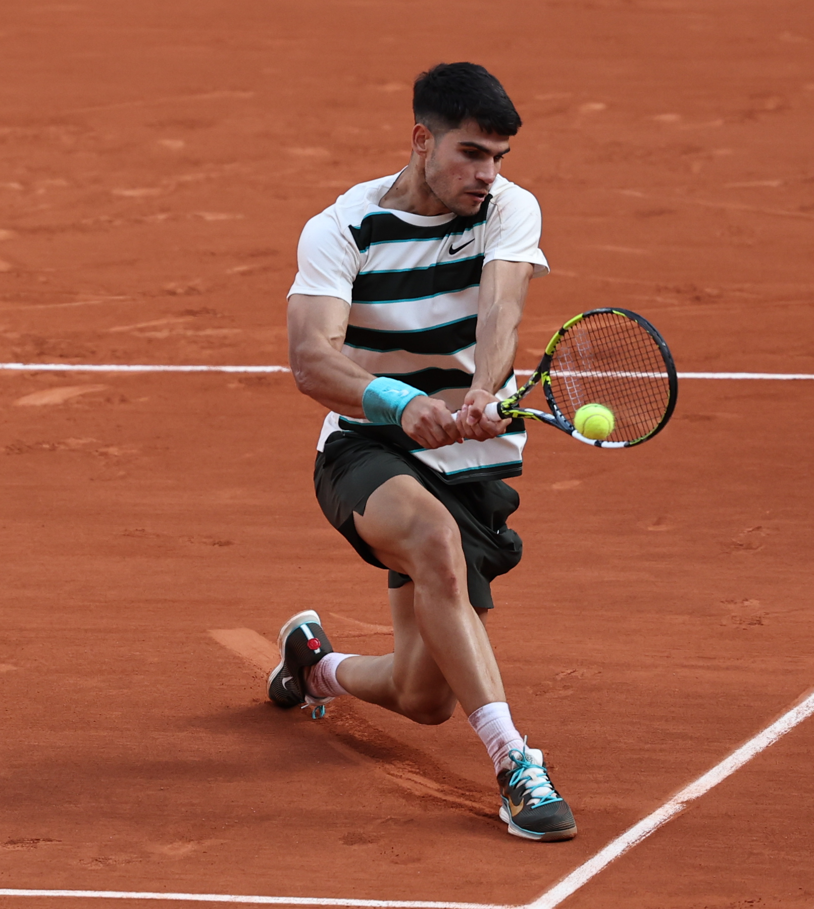 法国网球名将轻松晋级,展现实力 法国网球名将轻松晋级,展现实力