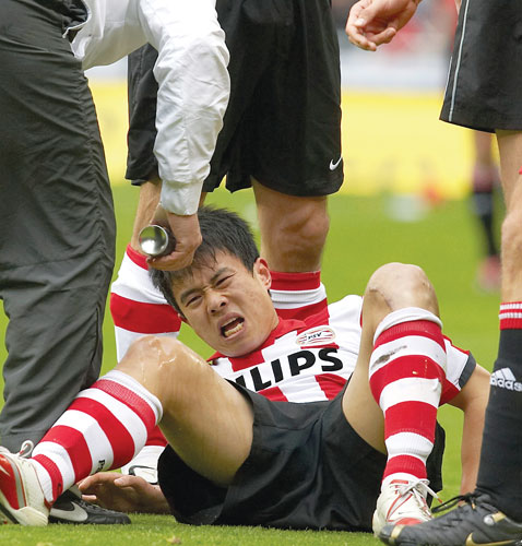 阿贾克斯队客场惨败，发挥不佳引发球迷抗议的简单介绍