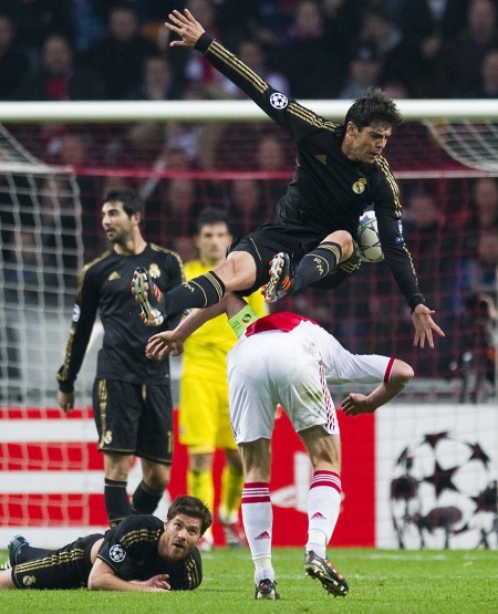 阿贾克斯队客场惨败，发挥不佳引发球迷抗议的简单介绍