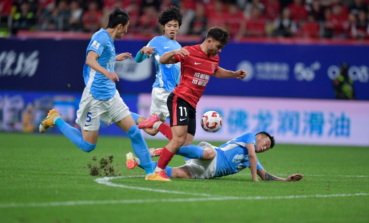 足球比赛中的燃眉之战再次上演