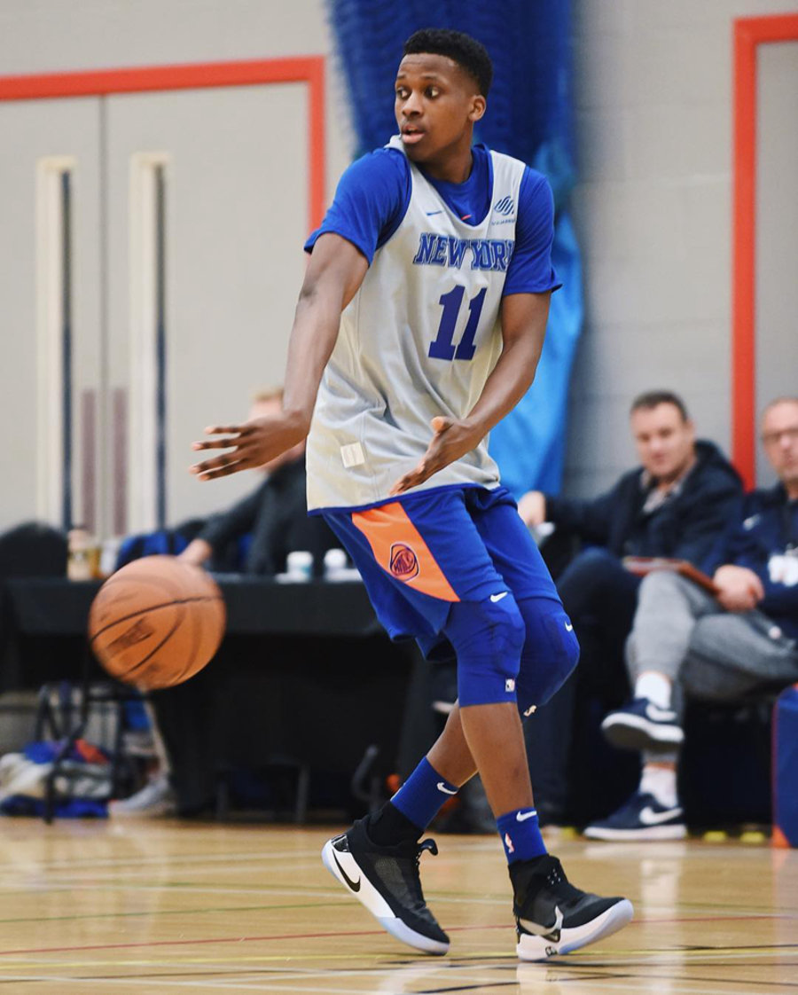 包含篮球名宿传授新人技巧，青年球员获益匪浅的词条