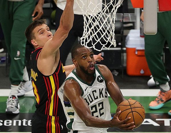 老鹰队与雄鹿队的精彩比赛让人印象深刻