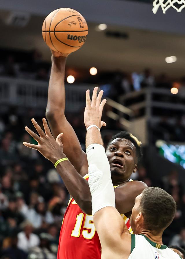 老鹰队与雄鹿队的精彩比赛让人印象深刻