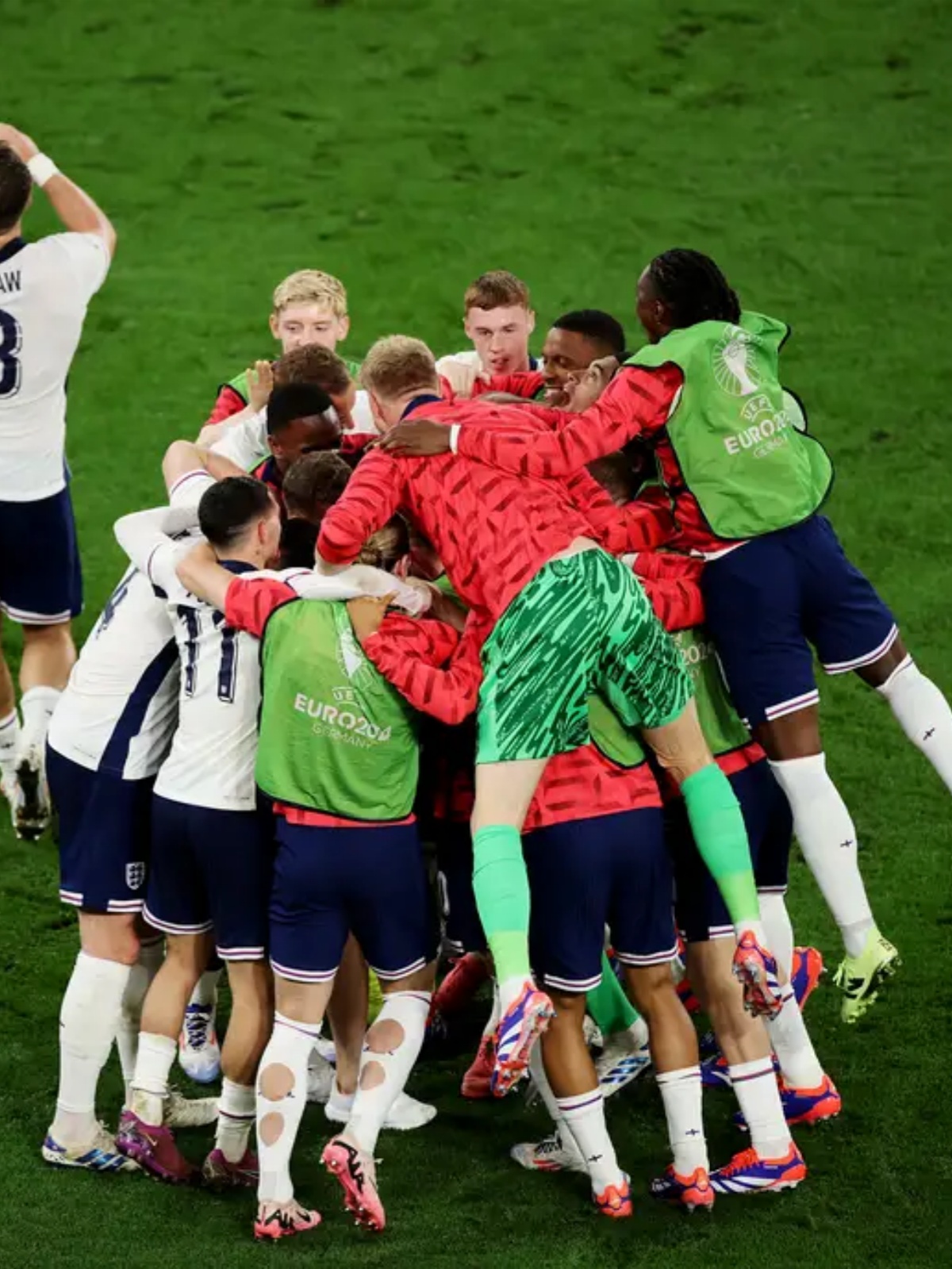 关于欧洲足球赛场胜负难料，球员团结一心争夺胜利的信息