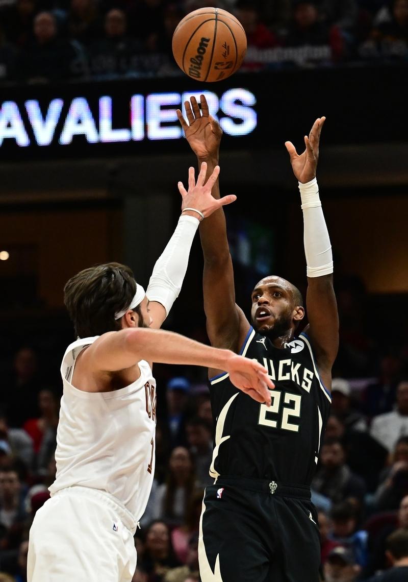 雄鹿逆转上海队，欧文关键制胜