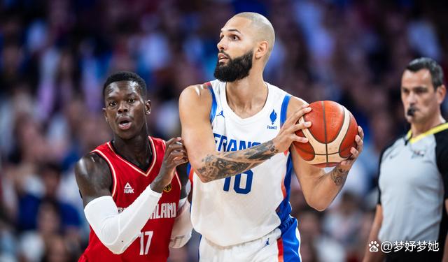 法国后卫在比赛中表现稳定，得到主帅赞许的简单介绍