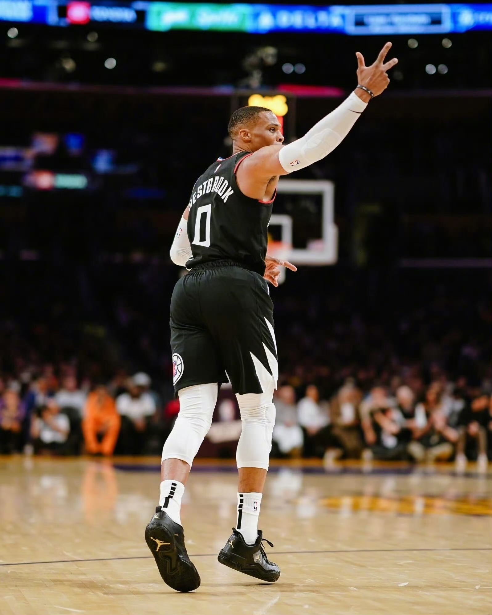 包含76人轻取湖人，威斯布鲁克高光表现的词条