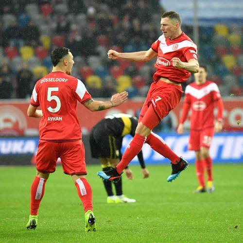 斯洛伐克队在欧洲赛场上实力抢眼,力争冠军 斯洛伐克队在欧洲赛场上实力抢眼,力争冠军